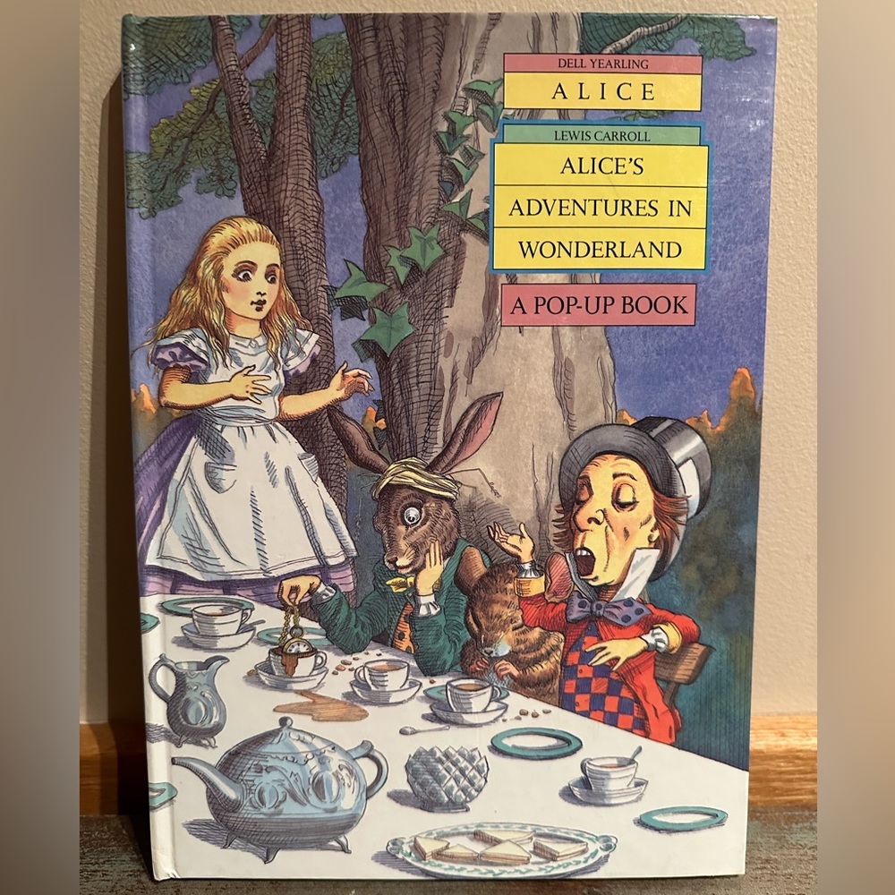 Alice’s Adventures in Wonderland Pop-up & pull tab book Macmillan